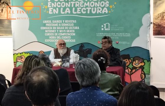Lanzamiento del libro “Una historia de vida. La vida del militante Ciro” en la Biblioteca de Puente Alto, con Ricardo Zúñiga Ruminot frente al público.