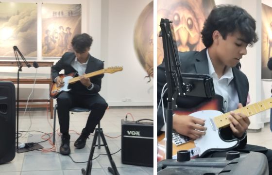 El músico Diego Vilugrón, integrante de la Orquesta Sinfónica Juvenil de La Pintana, interpreta una pieza durante el cierre del lanzamiento del libro “Una historia de vida. La vida del militante Ciro” en la Biblioteca de Puente Alto.